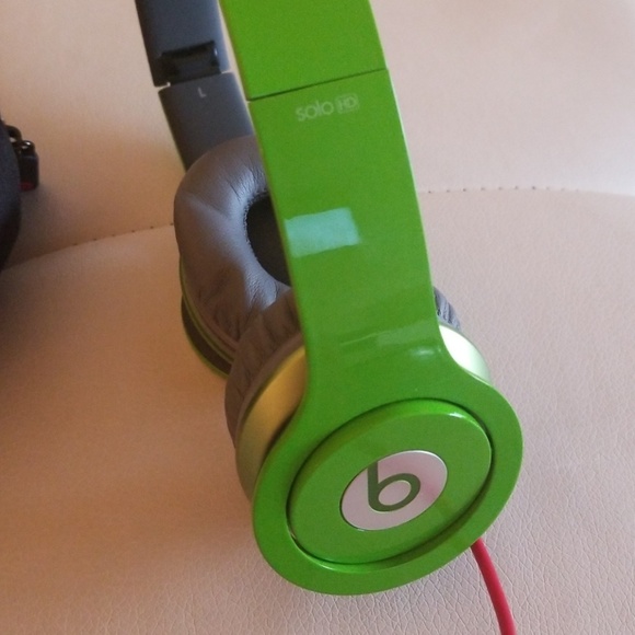 Beats by Dre Solo HD Neon Green wired headphones - Picture 2 of 3